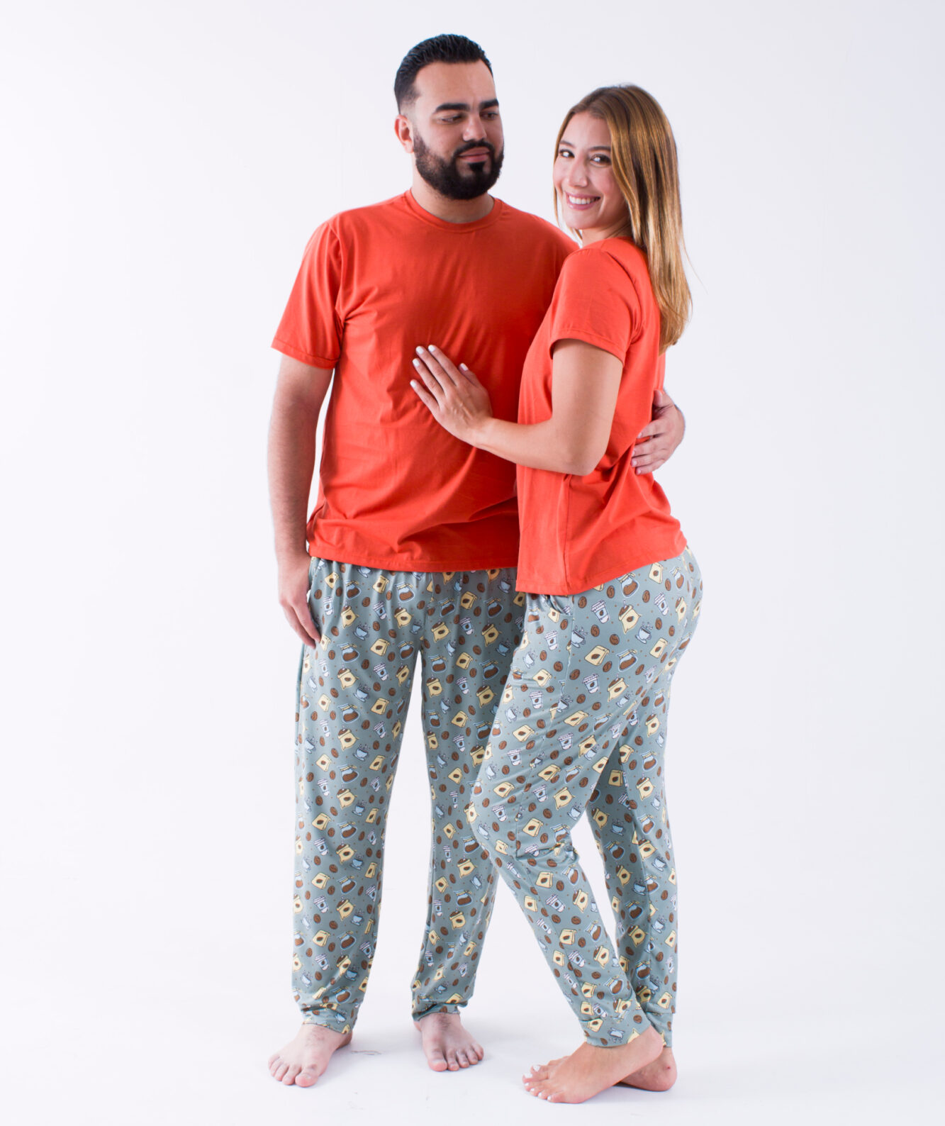 Nuestra pijama "Coffee" esta hecha en la combinación perfecta, pantalón en piel de durazno y la camisa en franela 100% algodón. El Pantalón tiene bolsillos, es un detalle muy cómodo y útil, sabemos que lo vas a disfrutar!