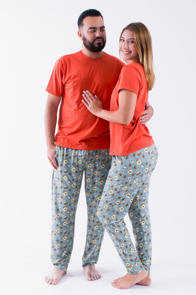 Nuestra pijama "Coffee" esta hecha en la combinación perfecta, pantalón en piel de durazno y la camisa en franela 100% algodón. El Pantalón tiene bolsillos, es un detalle muy cómodo y útil, sabemos que lo vas a disfrutar!